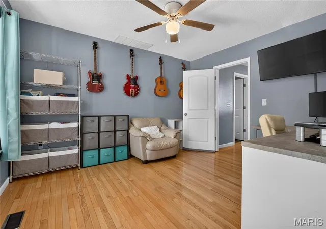 Photo 2 of Single family home for sale at 949 Columbia Ave, Fairview Heights, IL 62208 | MLS# MIS26068147 | Listing updated on 2026-10-27