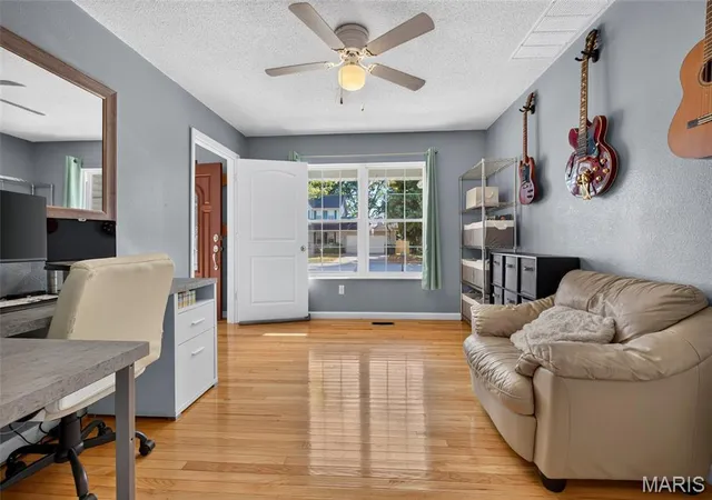 Photo 3 of Single family home for sale at 949 Columbia Ave, Fairview Heights, IL 62208 | MLS# MIS26068147 | Listing updated on 2026-10-27