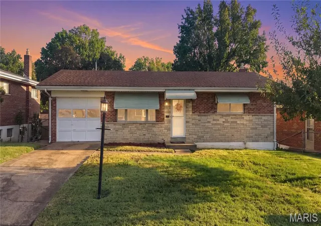 Photo 1 of Single family home for sale at 317 Earlsfield Ln, Saint Louis, MO 63125 | MLS# MIS26068164 | Listing updated on 2026-10-28