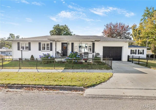 Photo 1 of Single family home for sale at 500 W Summer St, Hillsboro, IL 62049 | MLS# MIS26068187 | Listing updated on 2026-10-28