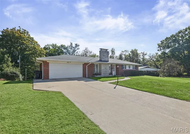 Photo 1 of Single family home for sale at 208 Brentmoor Dr, Belleville, IL 62223 | MLS# MIS26068198 | Listing updated on 2026-10-28