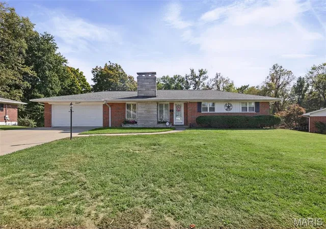 Photo 1 of Single family home for sale at 208 Brentmoor Dr, Belleville, IL 62223 | MLS# MIS26068198 | Listing updated on 2026-10-28