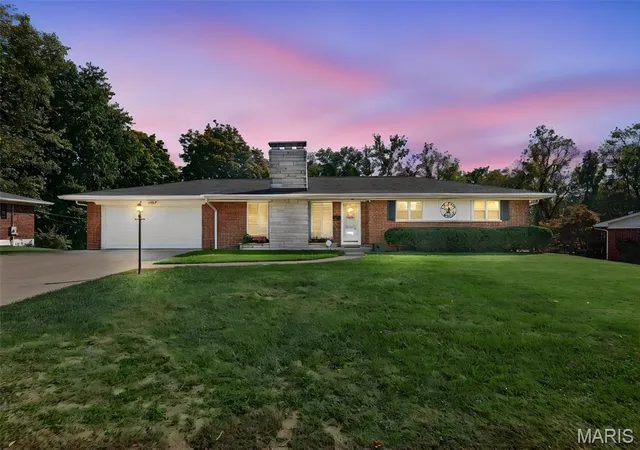 Photo 2 of Single family home for sale at 208 Brentmoor Dr, Belleville, IL 62223 | MLS# MIS26068198 | Listing updated on 2026-10-28