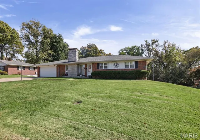 Photo 3 of Single family home for sale at 208 Brentmoor Dr, Belleville, IL 62223 | MLS# MIS26068198 | Listing updated on 2026-10-28