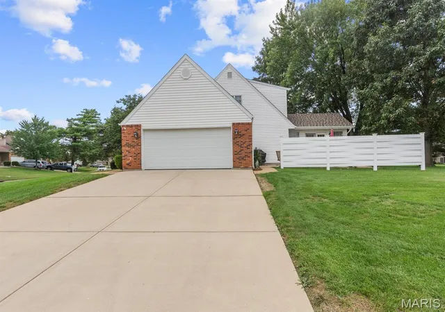 Photo 3 of Single family home for sale at 406 Fairfax St, Columbia, IL 62236 | MLS# MIS26068214 | Listing updated on 2026-10-28