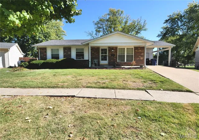 Photo 1 of Single family home for sale at 2580 Hedgerow Dr, Florissant, MO 63031 | MLS# MIS26068274 | Listing updated on 2026-10-24