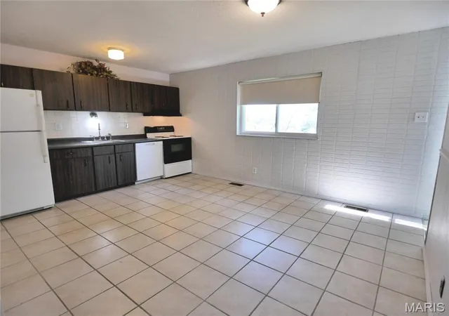 Photo 2 of Single family home for sale at 2580 Hedgerow Dr, Florissant, MO 63031 | MLS# MIS26068274 | Listing updated on 2026-10-24