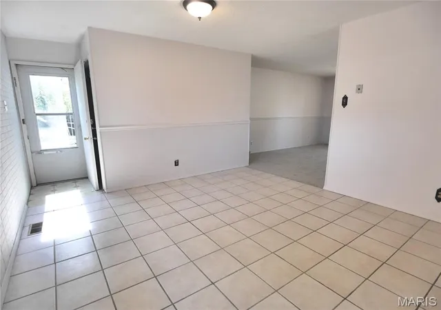 Photo 3 of Single family home for sale at 2580 Hedgerow Dr, Florissant, MO 63031 | MLS# MIS26068274 | Listing updated on 2026-10-24