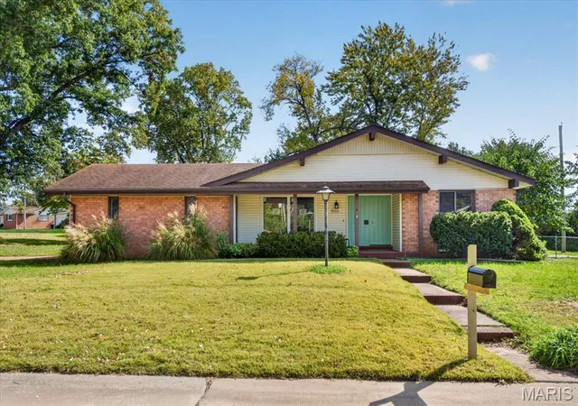 Photo 1 of Single family home for sale at 3000 Chadwick Dr, Florissant, MO 63033 | MLS# MIS26068281 | Listing updated on 2026-10-29