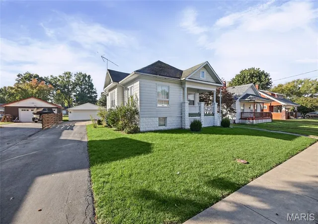Photo 1 of Single family home for sale at 202 W Prairie St, Staunton, IL 62088 | MLS# MIS26068285 | Listing updated on 2026-10-28