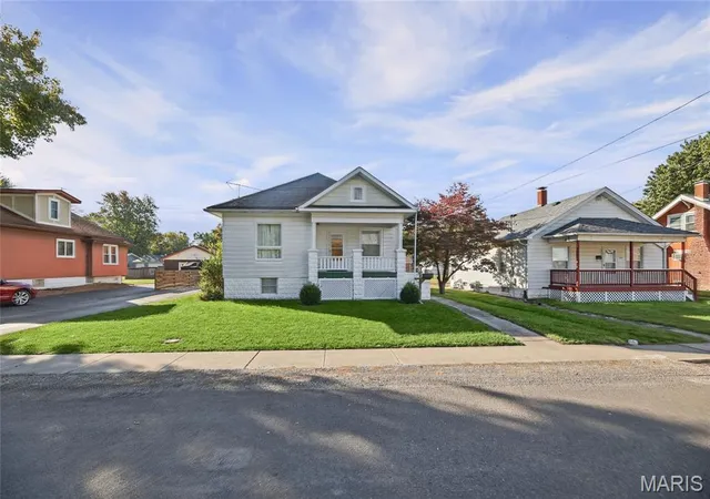 Photo 2 of Single family home for sale at 202 W Prairie St, Staunton, IL 62088 | MLS# MIS26068285 | Listing updated on 2026-10-28