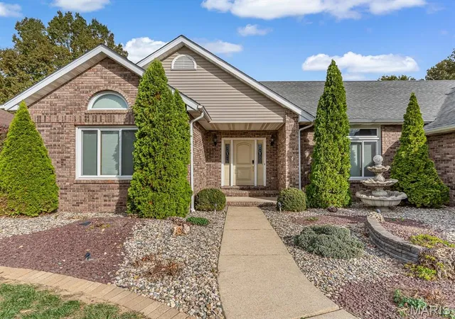 Photo 1 of Single family home for sale at 1107 E Woodfield Dr, Alton, IL 62002 | MLS# MIS26068289 | Listing updated on 2026-10-29