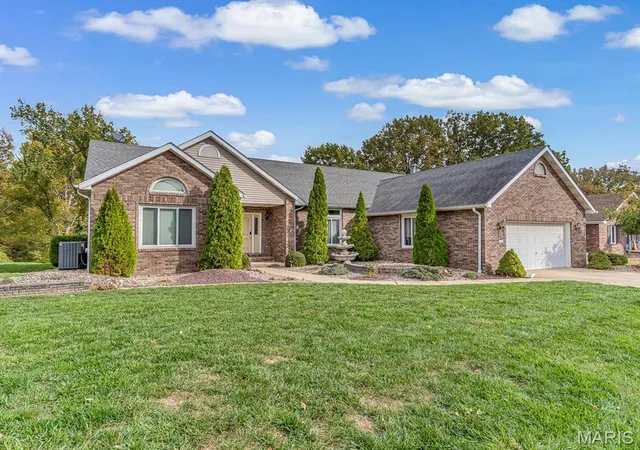 Photo 2 of Single family home for sale at 1107 E Woodfield Dr, Alton, IL 62002 | MLS# MIS26068289 | Listing updated on 2026-10-29