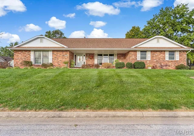 Single family home for sale at 715 Legion Dr, Waterloo, IL 62298 | MLS# MIS26068291