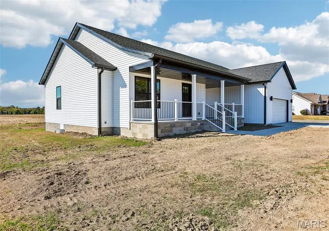 Photo 2 of Single family home for sale at 141 Timberview Dr, Staunton, IL 62088 | MLS# MIS26068300 | Listing updated on 2026-10-27