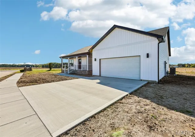 Photo 3 of Single family home for sale at 141 Timberview Dr, Staunton, IL 62088 | MLS# MIS26068300 | Listing updated on 2026-10-27