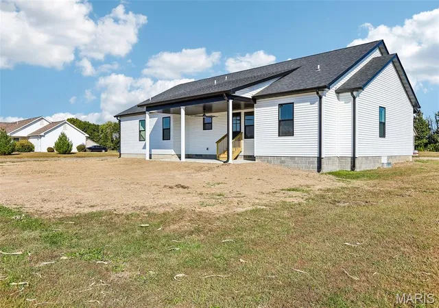 Photo 3 of Single family home for sale at 141 Timberview Dr, Staunton, IL 62088 | MLS# MIS26068300 | Listing updated on 2026-10-27