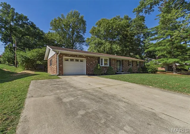 Photo 2 of Single family home for sale at 4916 Pierce Ln, Godfrey, IL 62035 | MLS# MIS26068302 | Listing updated on 2026-10-27