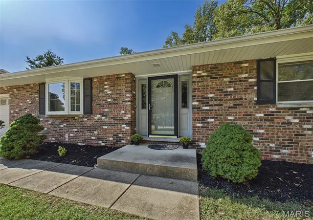 Photo 3 of Single family home for sale at 4916 Pierce Ln, Godfrey, IL 62035 | MLS# MIS26068302 | Listing updated on 2026-10-27