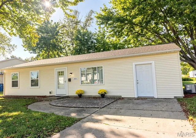 Photo 1 of Single family home for sale at 101 Sheppard St, East Alton, IL 62024 | MLS# MIS26068305 | Listing updated on 2026-10-30