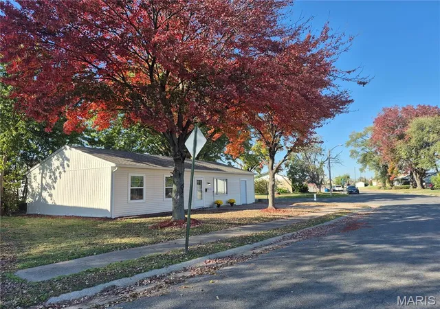 Photo 3 of Single family home for sale at 101 Sheppard St, East Alton, IL 62024 | MLS# MIS26068305 | Listing updated on 2026-10-30