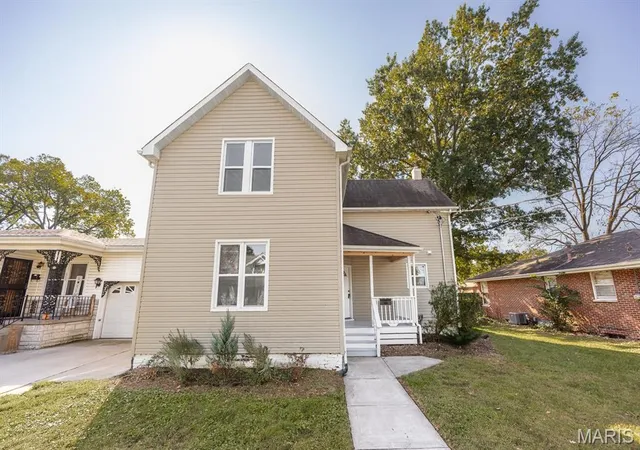 Single family home for sale at 746 Maple St, Collinsville, IL 62234 | MLS# MIS26068325