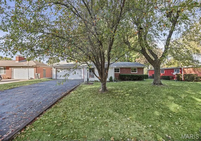 Single family home for sale at 25 Crossroad Dr, Fairview Heights, IL 62208 | MLS# MIS26068328