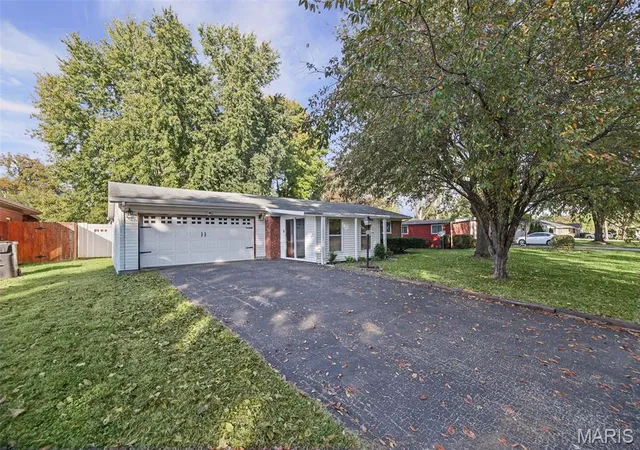 Photo 1 of Single family home for sale at 25 Crossroad Dr, Fairview Heights, IL 62208 | MLS# MIS26068328 | Listing updated on 2026-10-26
