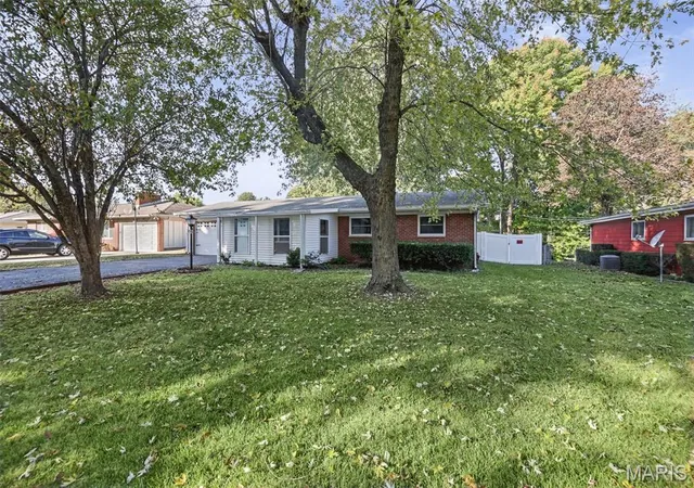 Photo 2 of Single family home for sale at 25 Crossroad Dr, Fairview Heights, IL 62208 | MLS# MIS26068328 | Listing updated on 2026-10-26
