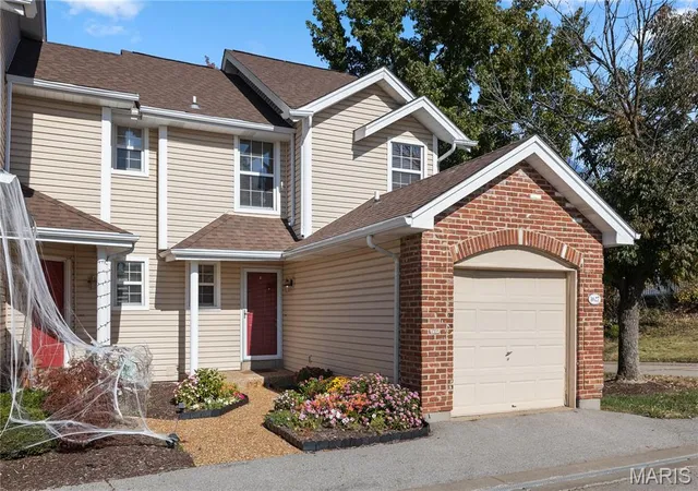 Photo 2 of Townhouse for sale at 1627 Mount Vernon Dr #5, Saint Charles, MO 63303 | MLS# MIS26068345 | Listing updated on 2026-10-26