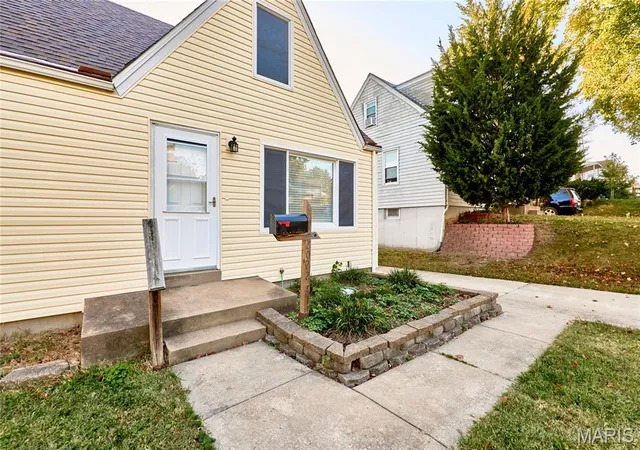 Photo 3 of Single family home for sale at 2022 Wismer Ave, Saint Louis, MO 63114 | MLS# MIS26068347 | Listing updated on 2026-10-28