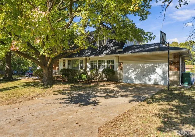 Photo 2 of Single family home for sale at 20 Forest Home Ct, Saint Louis, MO 63137 | MLS# MIS26068350 | Listing updated on 2026-10-29