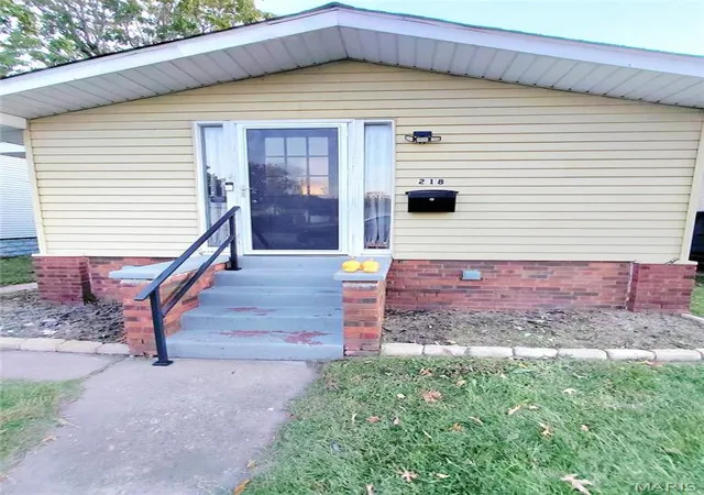 Photo 1 of Single family home for sale at 218 Eula Ave, Wood River, IL 62095 | MLS# MIS26068364 | Listing updated on 2026-10-31