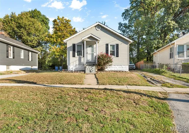 Photo 1 of Single family home for sale at 2916 Hillcrest Ave, Alton, IL 62002 | MLS# MIS26068390 | Listing updated on 2026-10-26