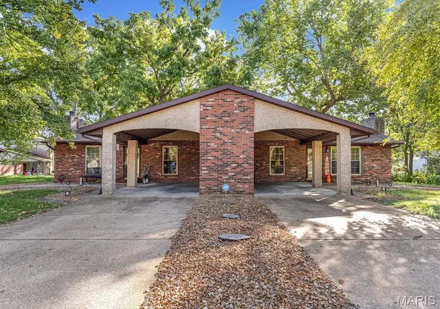 Photo 1 of Multi family home for sale at 2402 College Ave, Belleville, IL 62221 | MLS# MIS26068395 | Listing updated on 2026-10-29