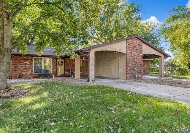 Photo 2 of Multi family home for sale at 2402 College Ave, Belleville, IL 62221 | MLS# MIS26068395 | Listing updated on 2026-10-29