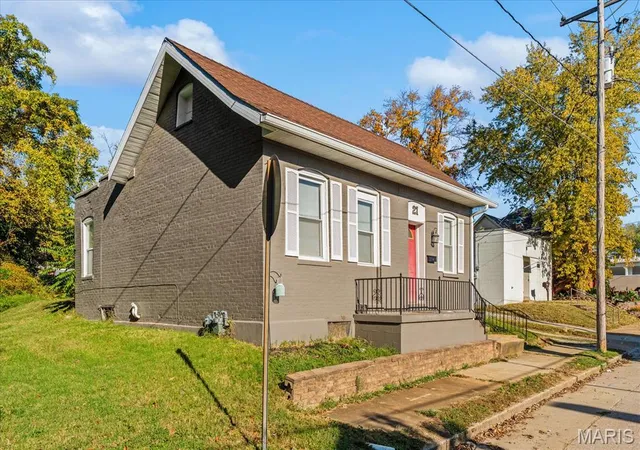 Photo 1 of Single family home for sale at 21 S 13th Street, Belleville, IL 62220 | MLS# MIS26068426 | Listing updated on 2026-10-30