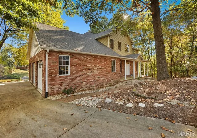 Photo 2 of Single family home for sale at 11 Kensington, Collinsville, IL 62234 | MLS# MIS26068431 | Listing updated on 2026-10-28