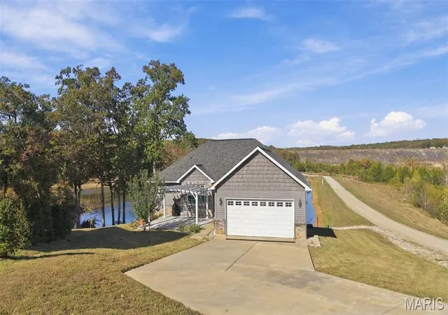 Photo 3 of Single family home for sale at 1887 Tiffany Dr, Bonne Terre, MO 63628 | MLS# MIS26068441 | Listing updated on 2026-10-29