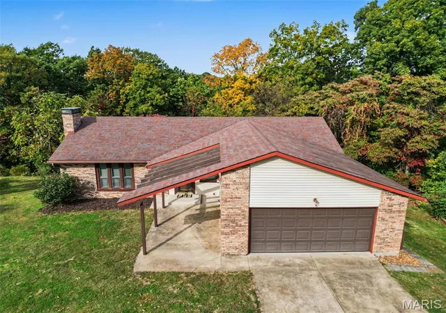 Photo 3 of Single family home for sale at 20 Windswept Dr, Arnold, MO 63010 | MLS# MIS26068448 | Listing updated on 2026-10-30