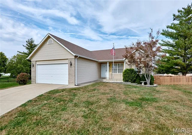 Photo 2 of Single family home for sale at 25 Tinsmith Ct, O Fallon, MO 63366 | MLS# MIS26068456 | Listing updated on 2026-10-29