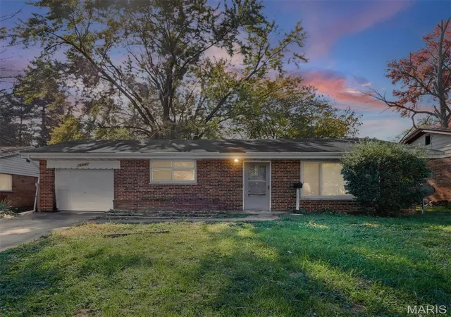 Photo 1 of Single family home for sale at 824 Marias Dr, Saint Louis, MO 63137 | MLS# MIS26068472 | Listing updated on 2026-10-30