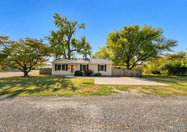 Photo 1 of Single family home for sale at 310 Washington St, Carlyle, IL 62231 | MLS# MIS26068491 | Listing updated on 2026-10-30