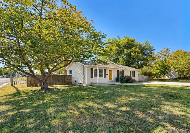 Photo 1 of Single family home for sale at 310 Washington St, Carlyle, IL 62231 | MLS# MIS26068491 | Listing updated on 2026-10-30