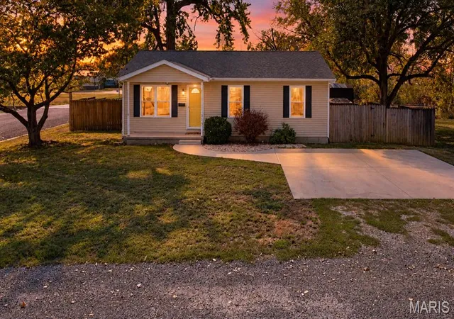 Photo 4 of Single family home for sale at 310 Washington St, Carlyle, IL 62231 | MLS# MIS26068491 | Listing updated on 2026-10-30