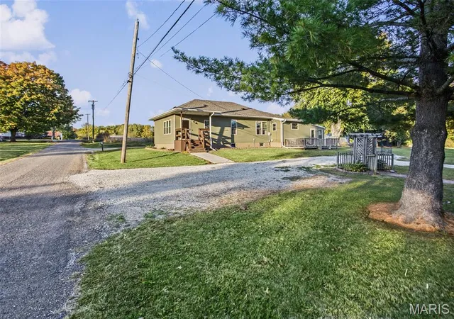 Photo 3 of Single family home for sale at 1 N Cobb St, Roodhouse, IL 62082 | MLS# MIS26068497 | Listing updated on 2026-10-27