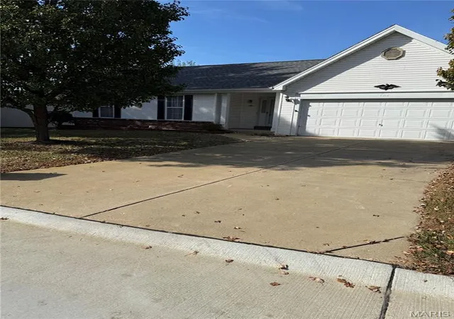 Photo 3 of Single family home for sale at 746 Bull Valley Dr, Saint Peters, MO 63304 | MLS# MIS26068504 | Listing updated on 2026-10-27