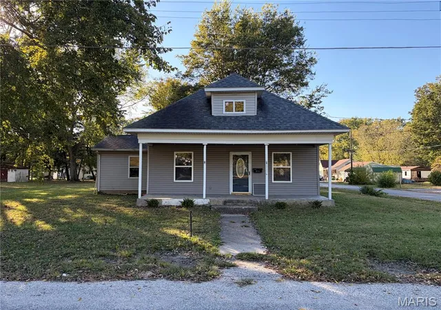 Single family home for sale at 802 S Grace St, Marissa, IL 62257 | MLS# MIS26068508