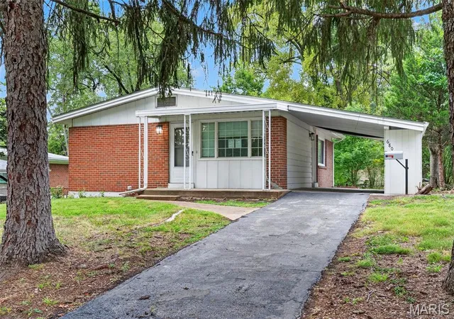 Photo 1 of Single family home for sale at 680 Jamaica Pl, Florissant, MO 63033 | MLS# MIS26068514 | Listing updated on 2026-10-28