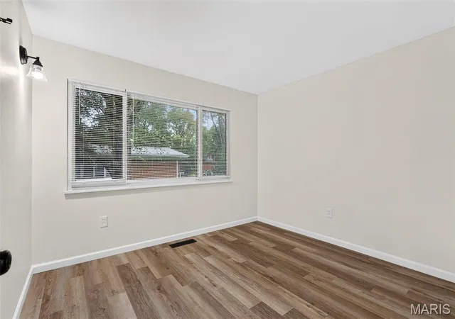 Photo 3 of Single family home for sale at 680 Jamaica Pl, Florissant, MO 63033 | MLS# MIS26068514 | Listing updated on 2026-10-28